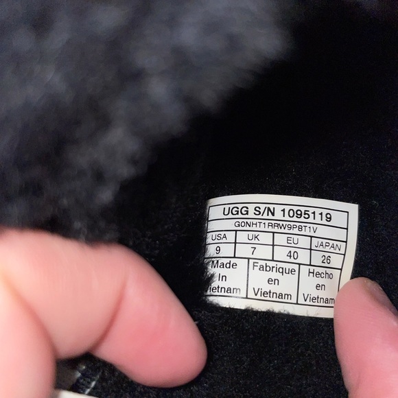 Women’s Ugg black slides - Picture 4 of 4